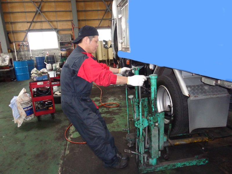 高知トラック整備の鈑金3